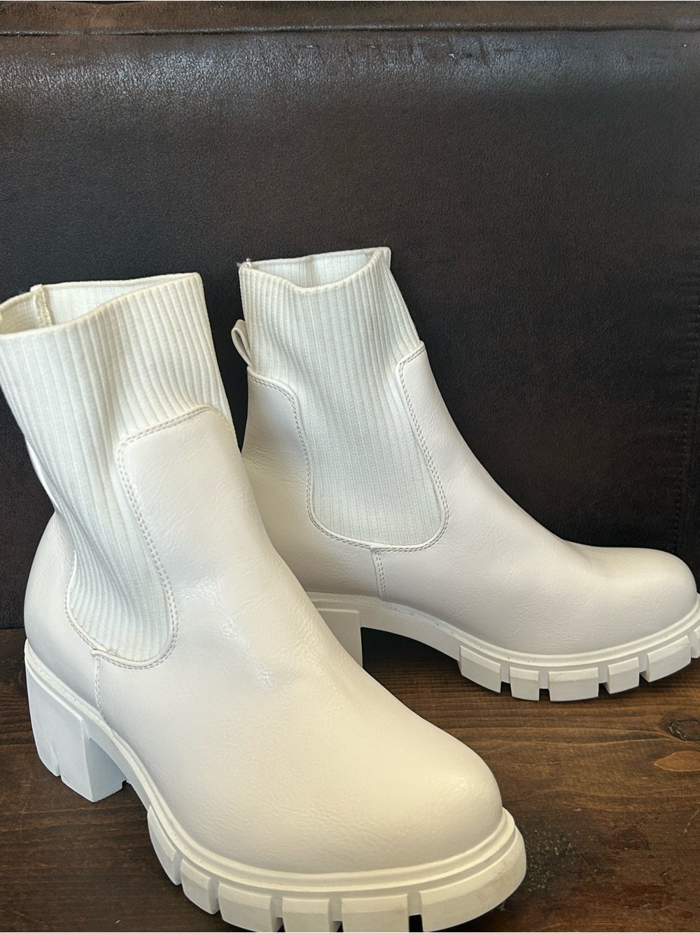 White Chunky Lug Sole Chelsea Ankle Boots Size 6.5 🤍